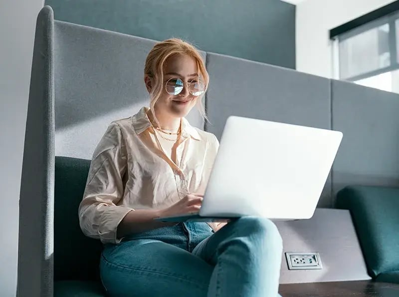 woman_working_remotely_phone_network